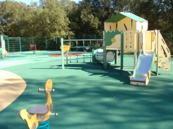 fenced children's playground, Parc des Bouillides