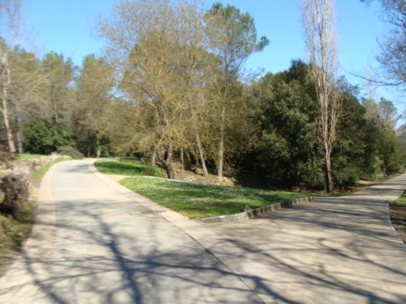 wide paved pathways, Parc des Bouillides