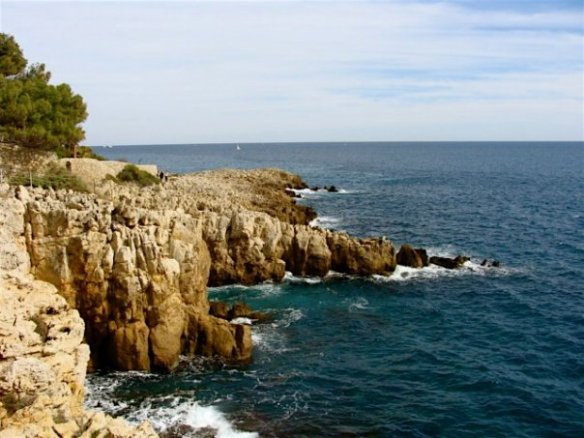 Join the event to clean up the Sentier du Littoral - the scenic Cap d'Antibes walk